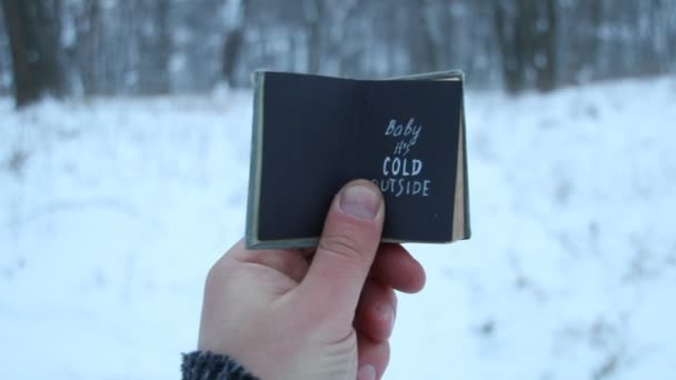 Concept d'hiver. Bébé son froid dehors. Livre vintage avec inscription — Video