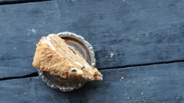 Фон питания, торт на старом деревенском деревянном столе — стоковое видео