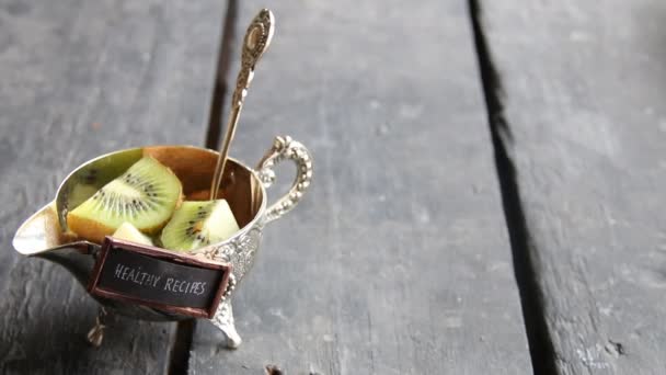 健康レシピ タグとテーブルの上の果物。食品の背景. — ストック動画