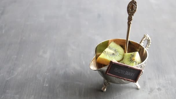 健康的なスナックのタグとテーブルの上の果物。食品の背景. — ストック動画