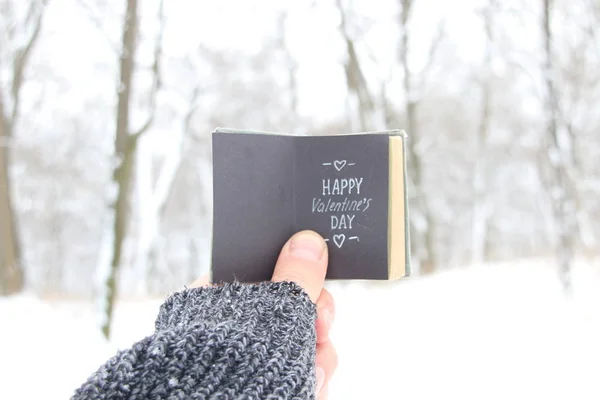 Feliz día de San Valentín - libro con inscripción —  Fotos de Stock