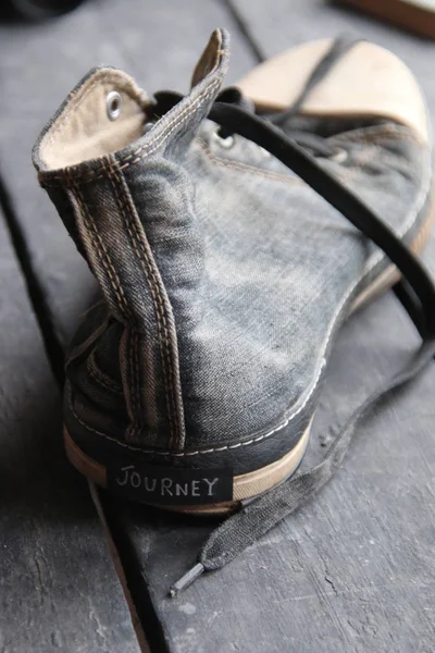 Поездка и обувь для кроссовок — стоковое фото