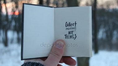 Anlar değil şeyler toplamak. Fikir seyahat. Kitap ve metin.