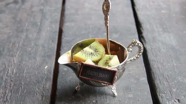 Gezonde snacks tag en vruchten op tafel. Voedsel achtergrond. — Stockvideo