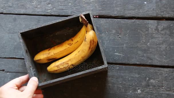 Gelbe Bananen auf einem Holztisch — Stockvideo