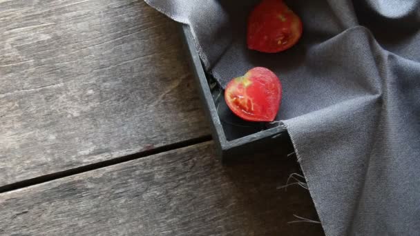 Φέτα φρέσκια ντομάτα σε σχήμα καρδιάς. Φόντο τροφίμων. — Αρχείο Βίντεο