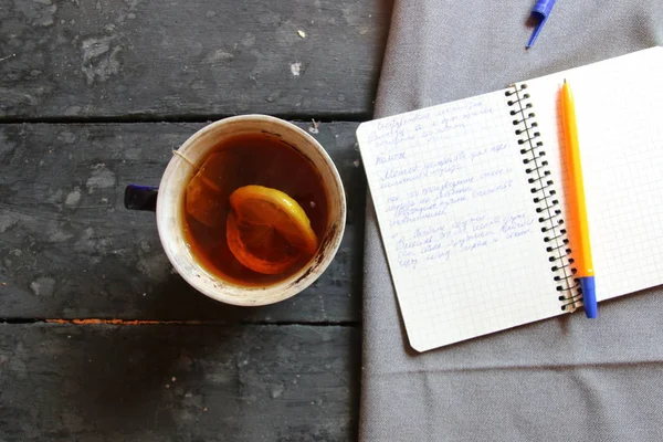 Yazar ya da okul fikir, çay ve masanın üstünde defter — Stok fotoğraf