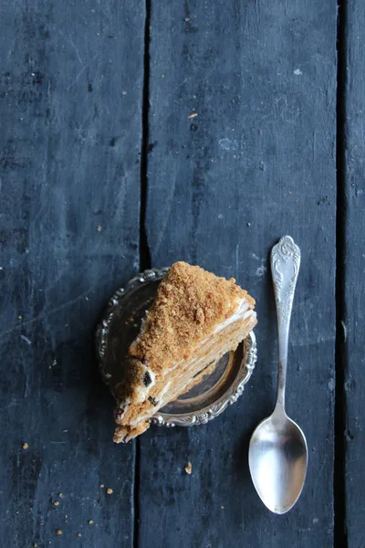 Élelmiszer-háttér, a torta és a kanál a fából készült asztal — Stock Fotó