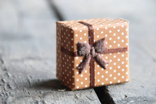 Box s dárkem na dřevěný stůl — Stock fotografie