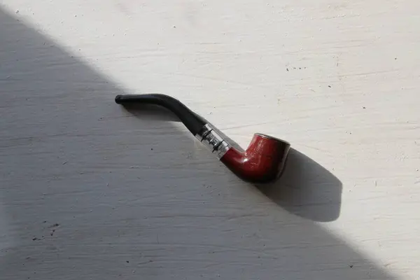 白地に茶色の喫煙パイプ — ストック写真