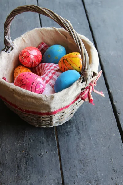 Velikonoční vejce v košíku. Tradiční zdobení — Stock fotografie