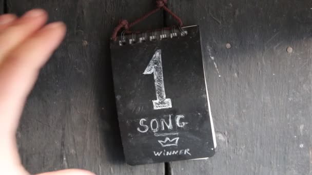 Lied Nummer eins, Inschrift auf dem Teller. — Stockvideo