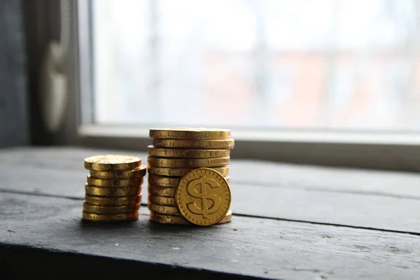 Graph of gold coins on vintage background — Stockfoto