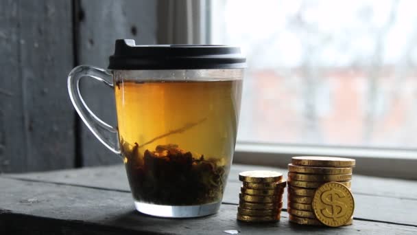График золотых монет и кружка чая, прибыль, понятие дохода — стоковое видео