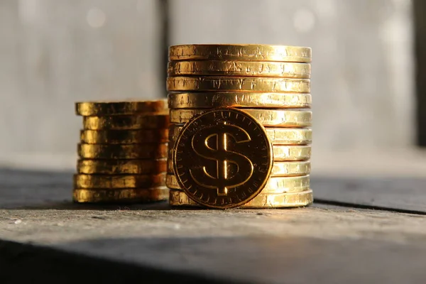 Graph of gold coins on vintage background — Stockfoto