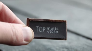 En iyi müzik videosu, plaka üzerindeki yazı, klasik tarzı