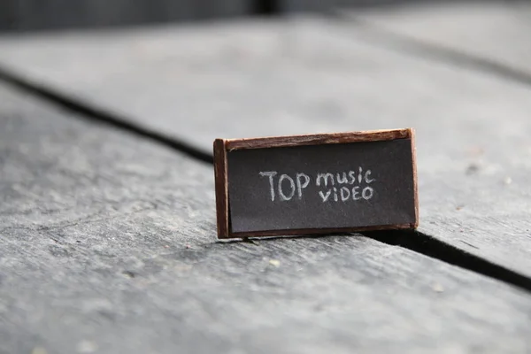 Conceito de vídeo de música superior, inscrição na placa, estilo vintage — Fotografia de Stock