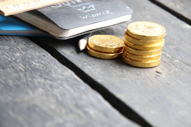 Eski bir masanın üzerinde altın para yığınları