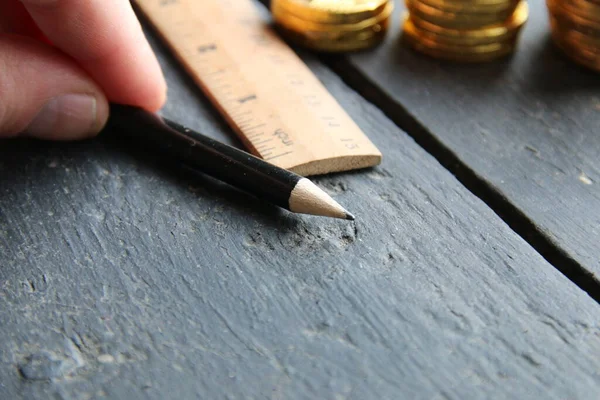 Stapelweise Goldmünzen Bleistift Und Lineal Auf Dem Tisch — Stockfoto