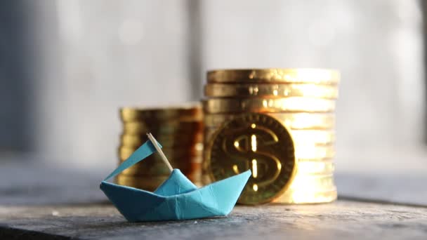 Concepto de startup exitoso, gráfico de monedas de oro y un barco de papel — Vídeo de stock