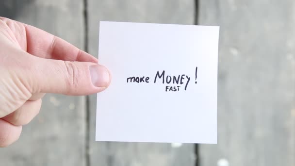 Make Money Fast. Hand holds a piece of paper with the inscription. — Stock Video