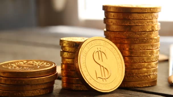 Gráfico de monedas de oro sobre fondo vintage — Vídeo de stock