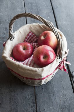 Tahta vintage arka planda olgun kırmızı elmalar