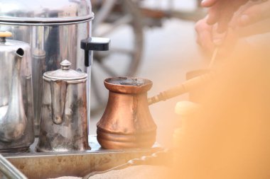 Sıcak altın kumda hazırlanmış Türk kahvesine yakından bakın..