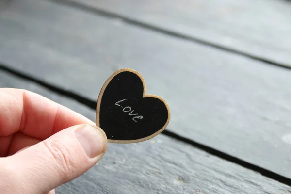 Ideia Amor Mão Segura Sinal Forma Coração Com Inscrição — Fotografia de Stock