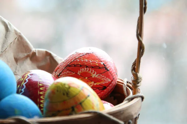 Proutěný Koš Velikonočními Vejci Jarní Velikonoční Pozadí Prostorem Pro Text — Stock fotografie
