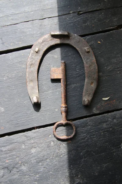 成功概念的关键 木制底座上的马蹄和古董钥匙 顶部视图 — 图库照片