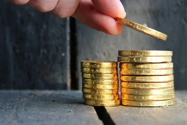 Hand Put Geldmünzen Zum Stapel Von Münzen Geld Finanzen Wachstumskonzept — Stockfoto