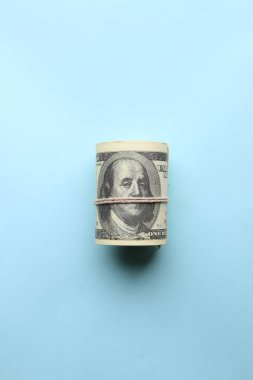 Amerikan Doları toplandı, mavi arka planda 100 dolarlık banknot..