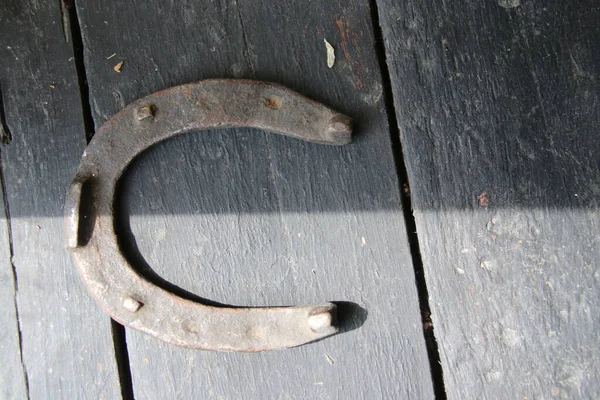 Symbol Luck Old Metal Rusted Horseshoe Vintage Table Creative Photo — Stock Photo, Image