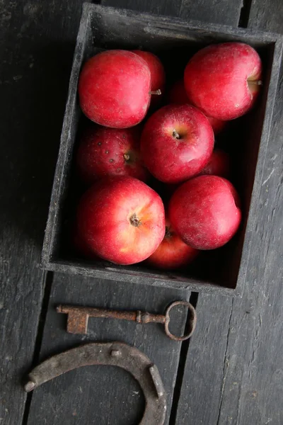 Mele Rosse Mature Scatola Legno — Foto Stock