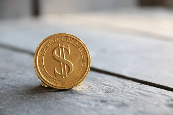 Golddollar Münze Auf Verschwommenem Hintergrund — Stockfoto