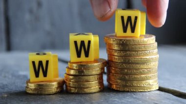 Çevrimiçi iş kavramı. Bozuk paralardan kazanç grafiği. 