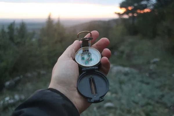 Concepto Viaje Tipo Sostiene Una Brújula Mano Fondo Del Bosque —  Fotos de Stock