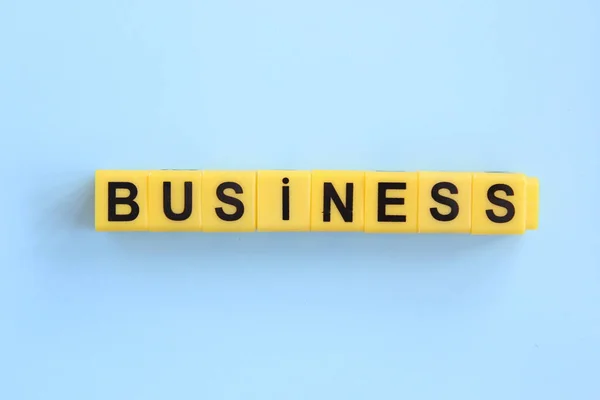 Business Concept Inscriptie Van Gele Blokjes Een Blauwe Achtergrond — Stockfoto