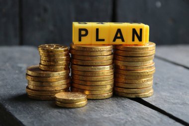 İş planı yaratıcı konsept. Kelime planı ve altın paralar..