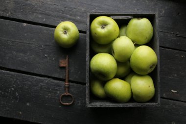 Taze sulu yeşil elmalar. Sağlıklı yeme kavramı.