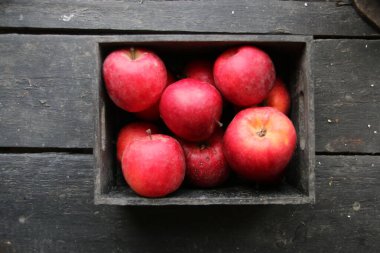 Tahta kutuda olgun kırmızı elmalar. 