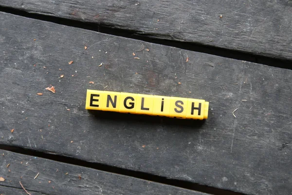 英文单词 用木桌上的方块字母拼成 — 图库照片