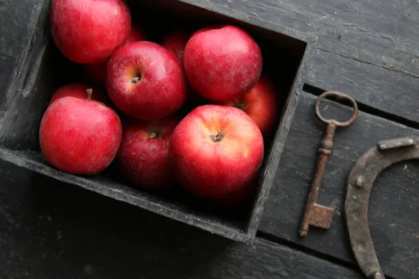 Mele Rosse Mature Scatola Legno — Foto Stock