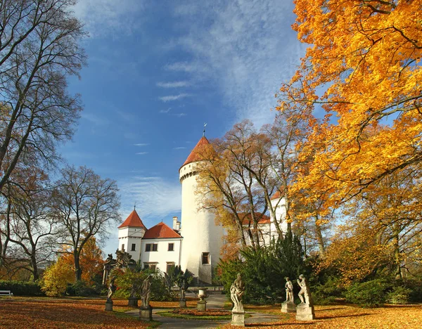 Castillo de Estado Konopiste en otoño, República Checa — Foto de Stock
