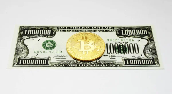Beyaz arka planda bir milyon dolarlık banknot üzerinde bitcoin