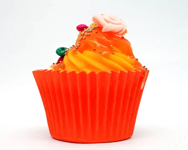 Cupcake Dekorerad Med Ros Grädde Vit Bakgrund Makro — Stockfoto