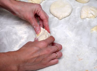 Kız ev yapımı patatesli turta yapıyor.