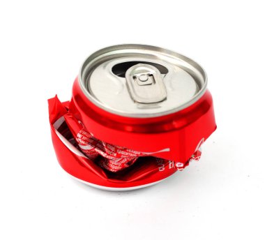 Karbonatlı bir içecekten, beyaz arkaplandan, makrodan açık metal kutu.