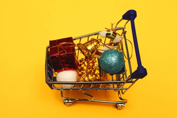 슈퍼마켓에서 가져온 크리스마스 크리스마스 장난감 노란색 클로즈업 — 스톡 사진